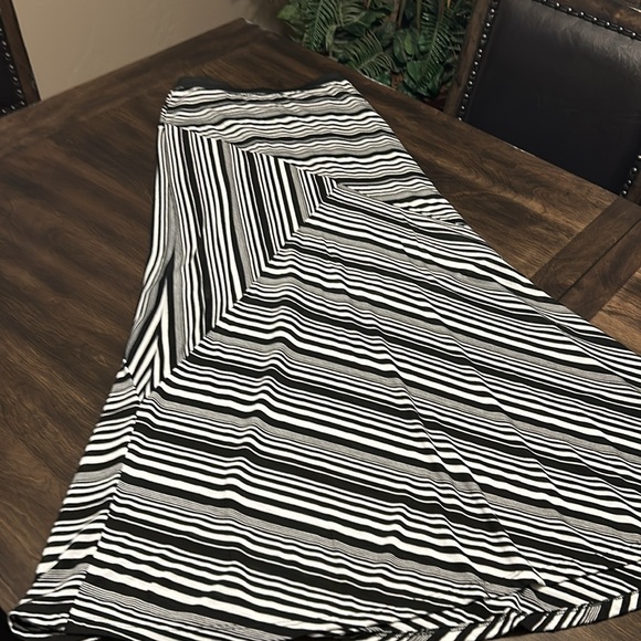 bobeau Black & White Maxi Skirt - Picture 3 of 8
